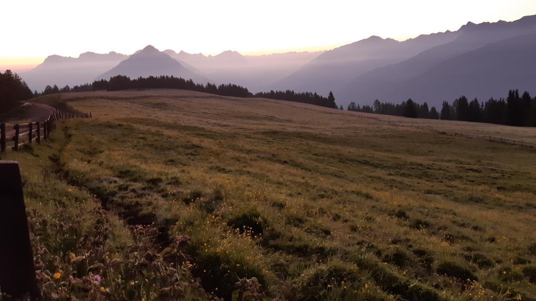 schöne Landschaft kombiniert mit konzentriertem Teamwork